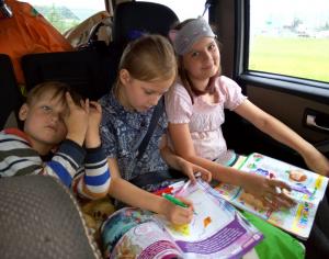 Путешествие на поезде с детьми от А до Я — как выбрать место, что взять с собой, чем занять ребенка в дороге