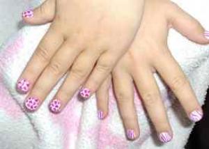 Làm móng tay cho trẻ em cho móng tay ngắn: hình ảnh thiết kế đẹp Móng tay cho bé gái với hoa văn 9 tuổi