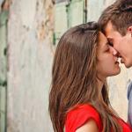 Jak nauczyć się całować bez partnera po raz pierwszy – skuteczne sposoby